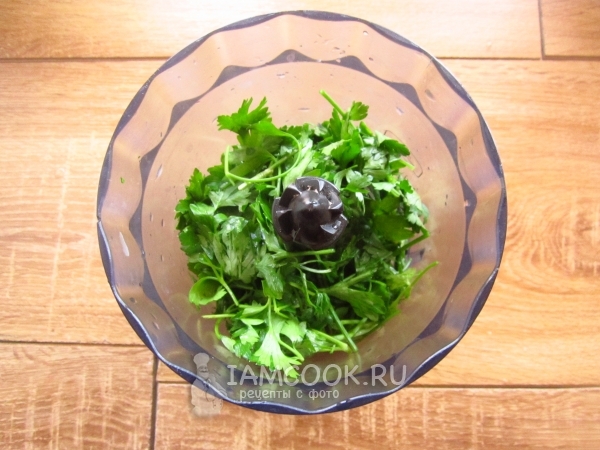 Положить петрушку в блендер