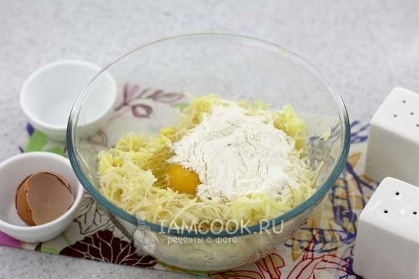 Соединить тертый картофель, яйцо и муку