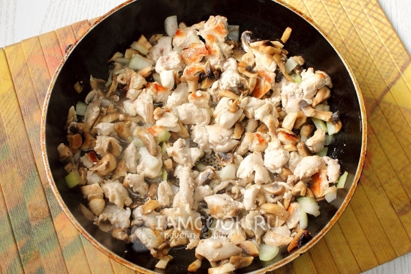 Добавить грибы и лук