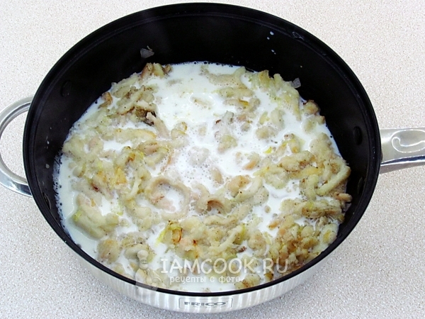 Влить молоко