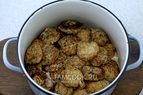 Переложить голубцы в кастрюлю