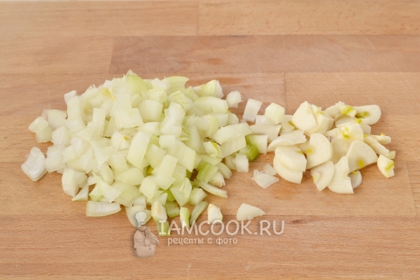 Порезать лук и чеснок