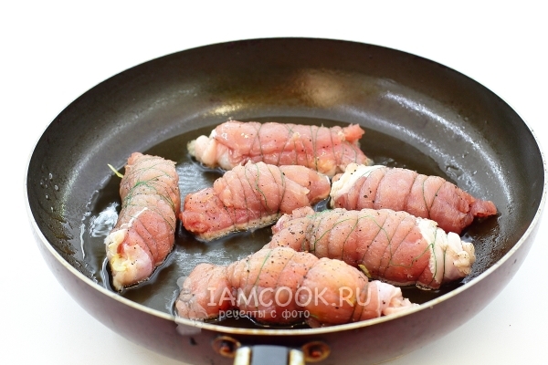 Положить рулетики на сковороду