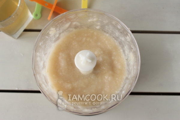 Измельчить груши в блендере