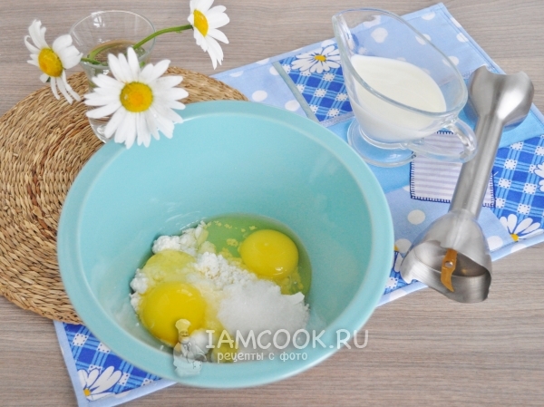 Смешать творог с яйцами и сахаром
