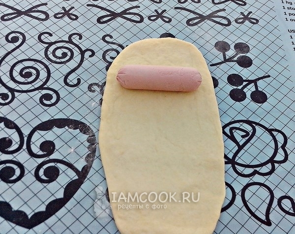 Положить на тесто сосиску