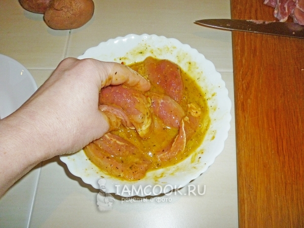 Положить мясо в яйцо с горчицей