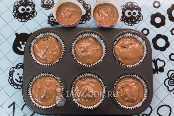 Выложить тесто в формочки