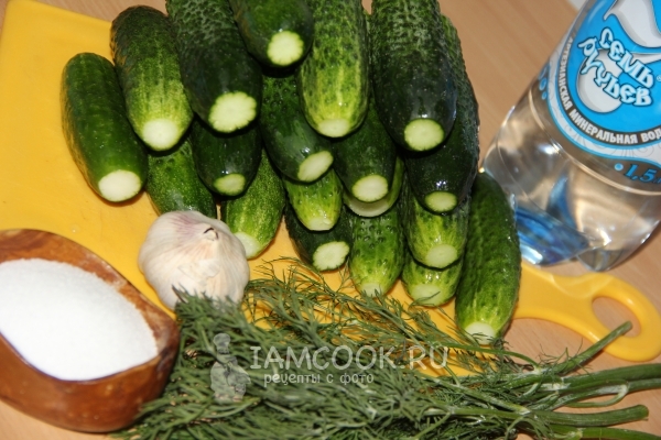 Ингредиенты для малосольных огурцов на минеральной воде