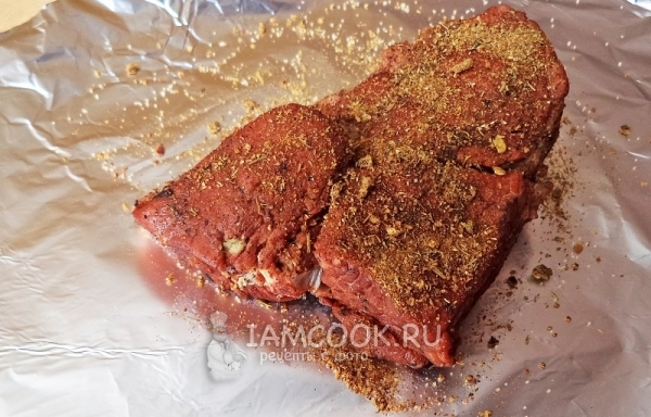 Натереть мясо специями