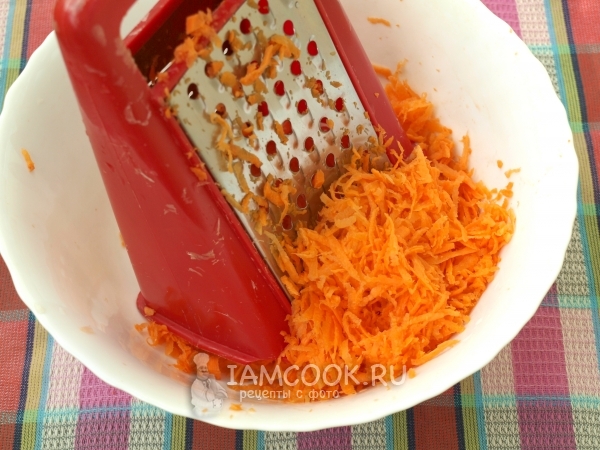 Натереть на терке морковь