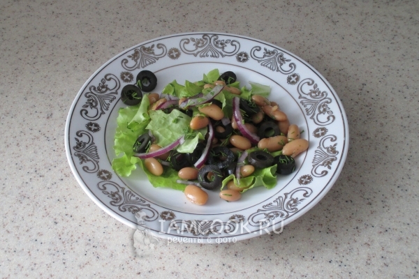 Смешать ингредиенты для салата