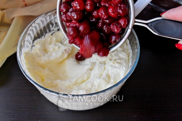 Положить вишню в крем