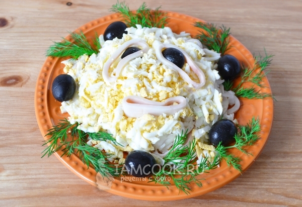 Рецепт салата с кальмарами и яйцом