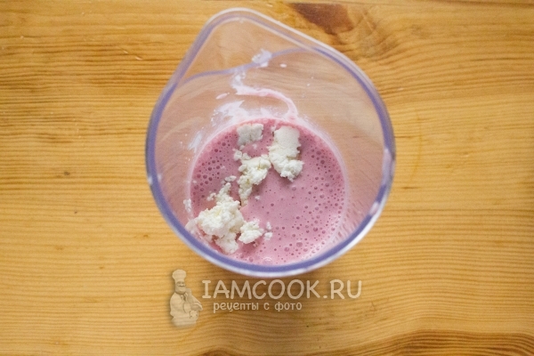 Положить финики и творог