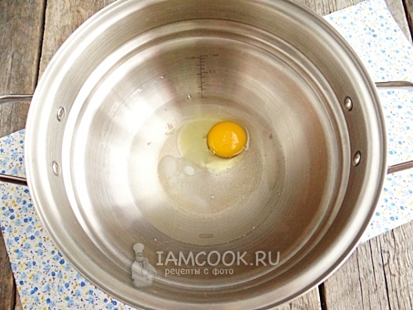 Соединить воду с яйцом, соль и сахаром