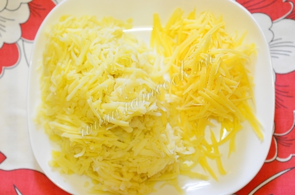 Натертый картофель и сыр
