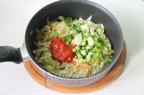 Добавить лук и томатную пасту