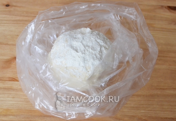 Положить тесто в пакет