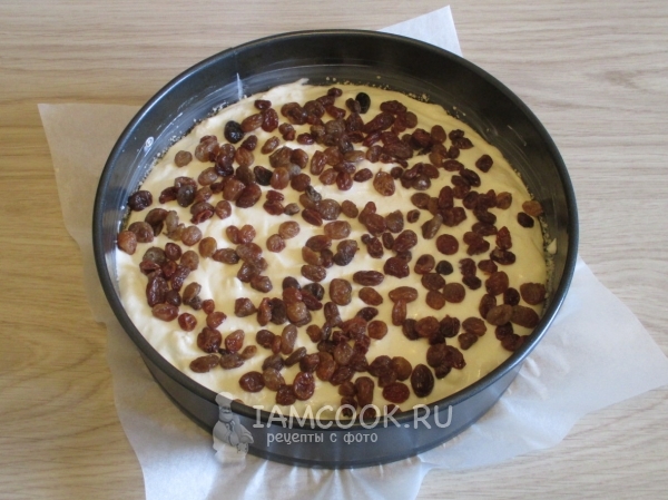 Вылить творожную начинку и положить изюм