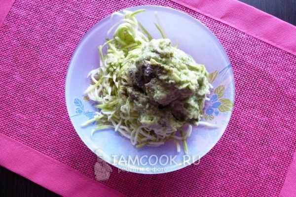 Смешать кабачки с соусом