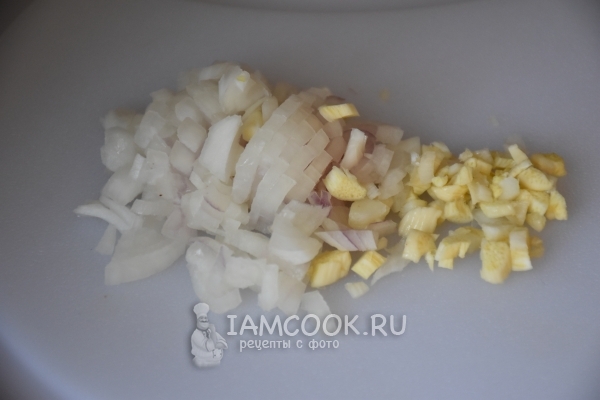 Порезать лук и чеснок