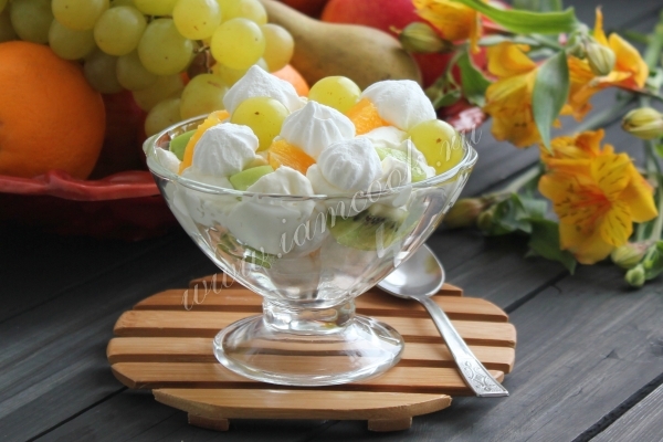 Десерт из фруктов со сливками