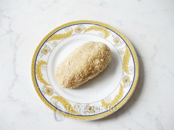 Обвалять в сухарях