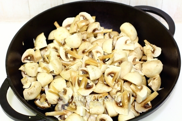 Обжарить грибы