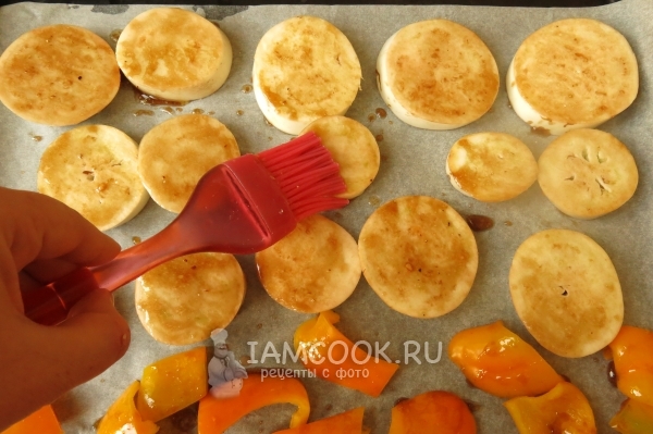 Смазать овощи соусом