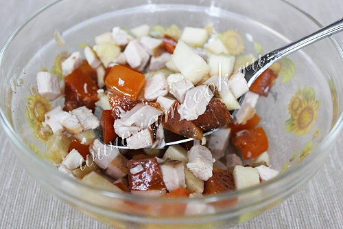Салат из яблок, курицы и хурмы
