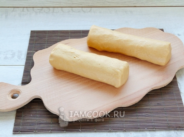 Скатать из теста две колбасы