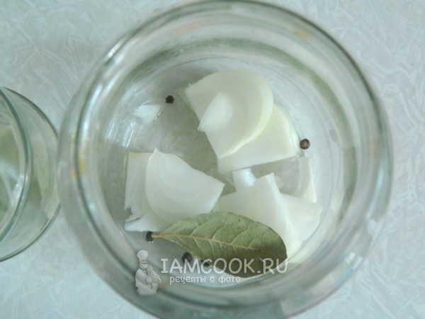 Положить в банку лавровый лист, перец и лук