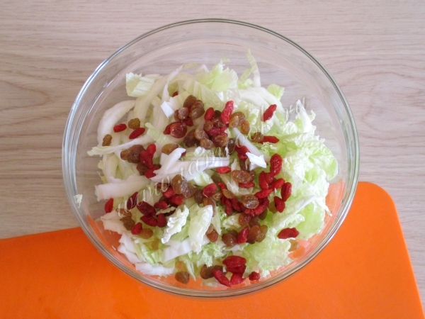 Добавить сухофрукты к капусте