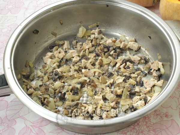 Обжарить курицу, грибы, лук