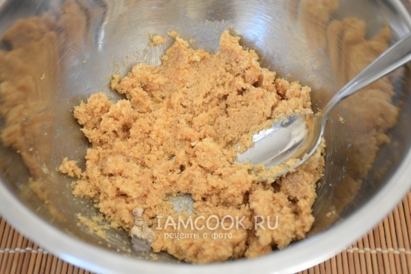 Растереть масло с сахаром