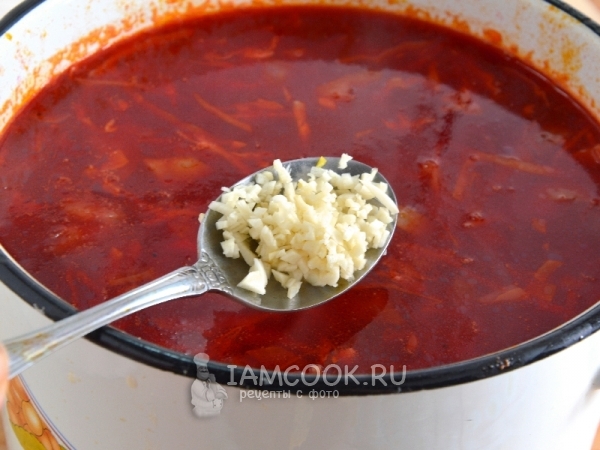 Положить чеснок