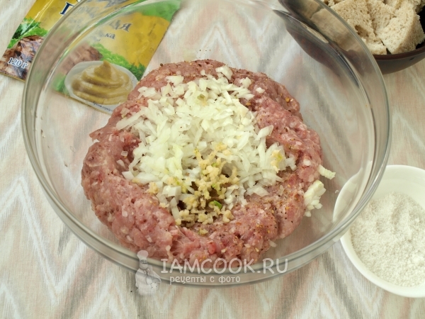 Положить в фарш лук, чеснок и специи