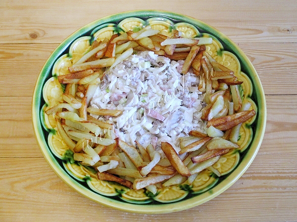 Выложить жареный картофель и салат
