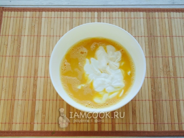 Смешать яйца с майонезом и сметаной