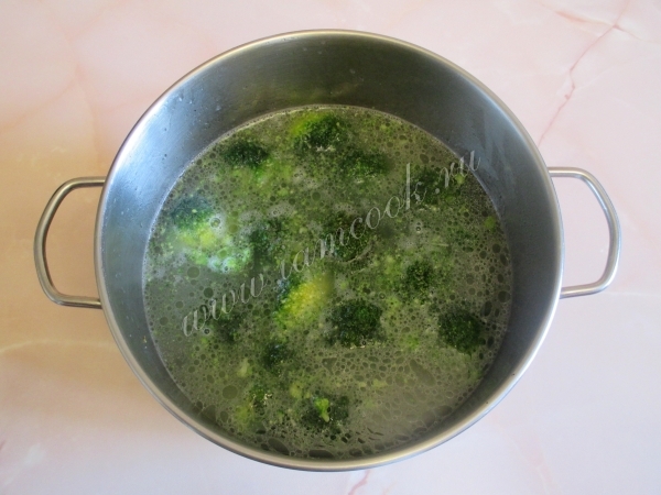 Куриный бульон с брокколи