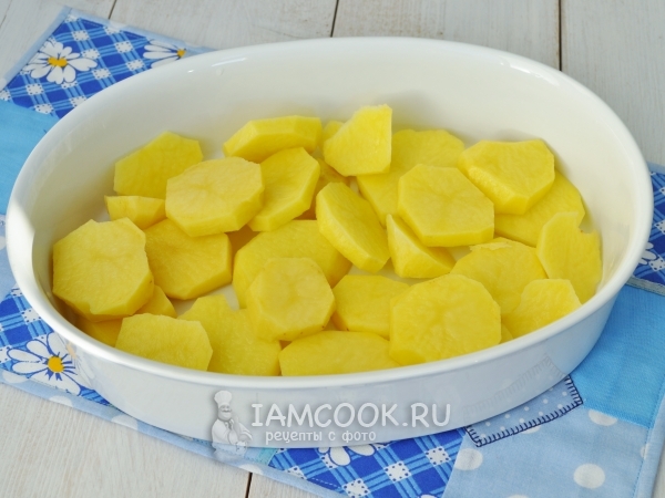 Положить картофель в форму