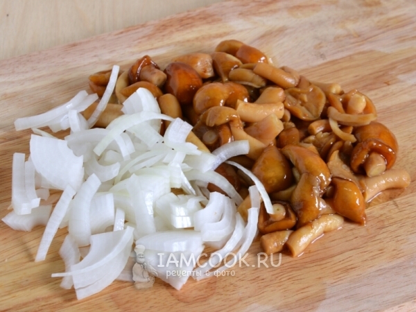 Порезать лук и грибы