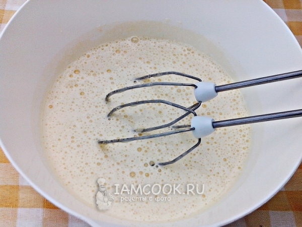 Взбить яйца, сахар и сметану