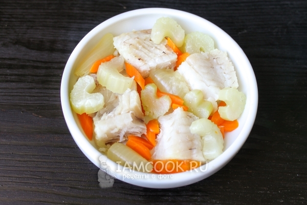 Соединить филе рыбы и овощи