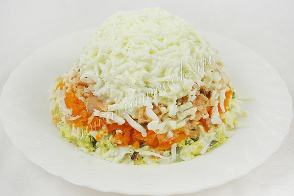 Выкладываем слои рыбного салата с красной икрой