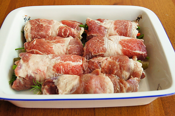 Запекаем рулетики из свиной шейки