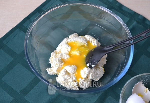 Смешать творог с желтком
