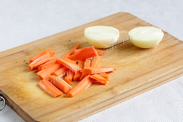 Порезать морковь и лук