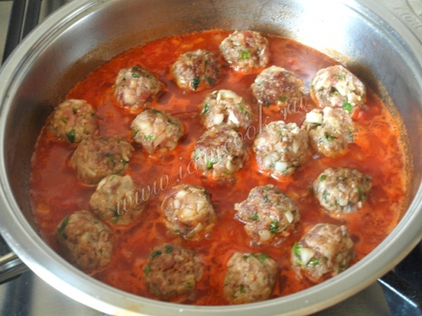 Тушение фрикаделек в томате